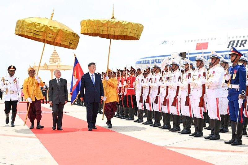 习近平抵达金边2.jpg